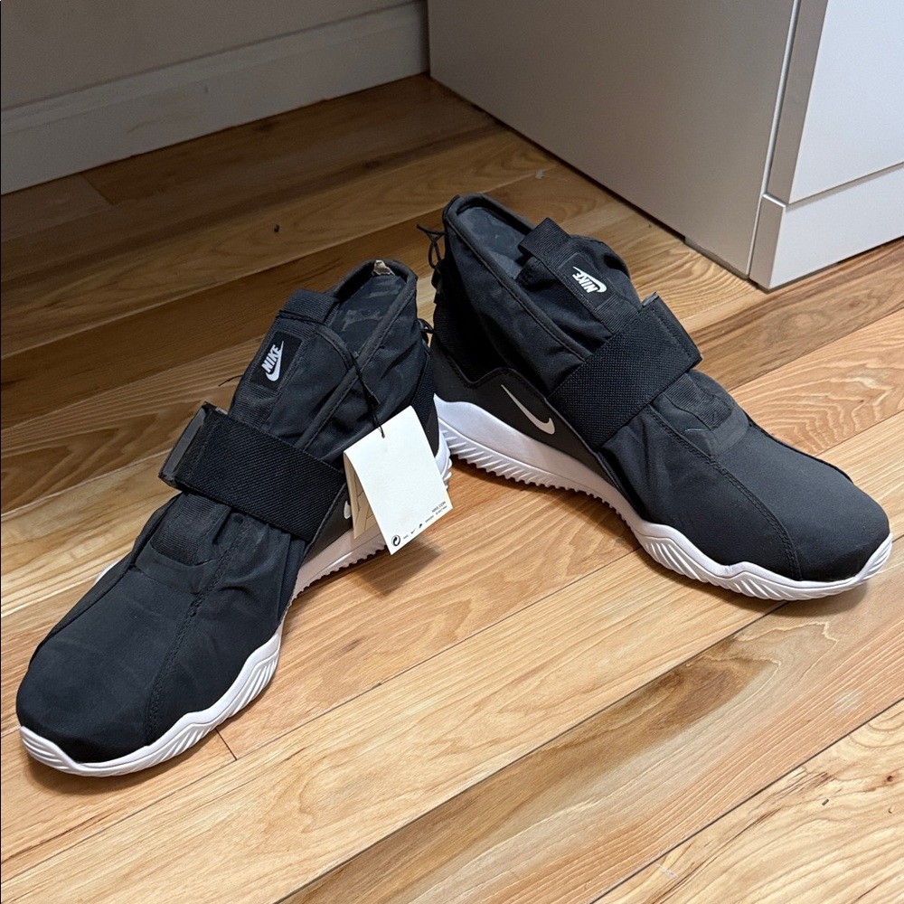 Nike Komyuter 2018 NWT Black Strap Sneakers with White Soles